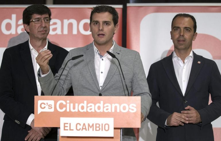 El presidente de Ciudadanos, Albert Rivera (c), junto al presidente del grupo parlamentario andaluz, Juan Marín (i), durante la rueda de prensa para presentar a Javier Millán (d) como su candidato a la alcaldia de Sevilla