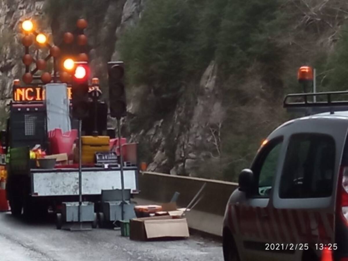 Circulación regulada por semáforos en el congosto de Ventamillo