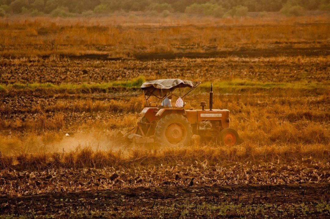 Tractor trabajando en el campo.