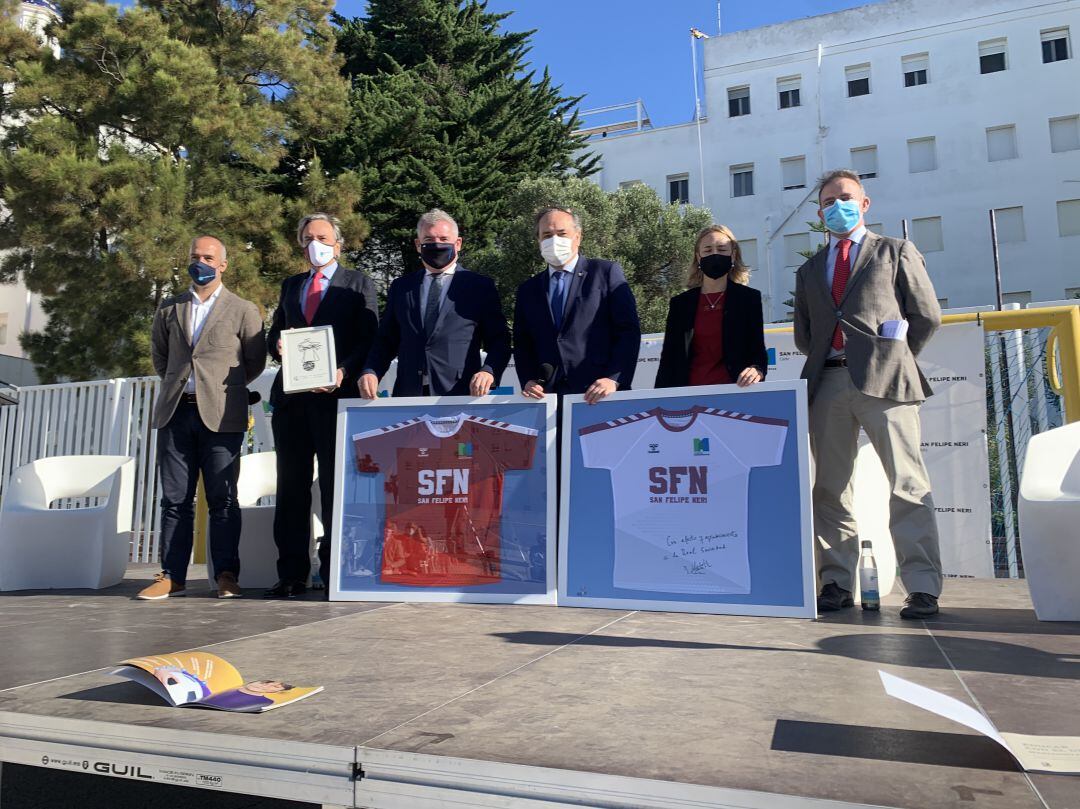 Acto de homenaje, en el patio del colegio San Felipe Neri, al padre Luis Castro