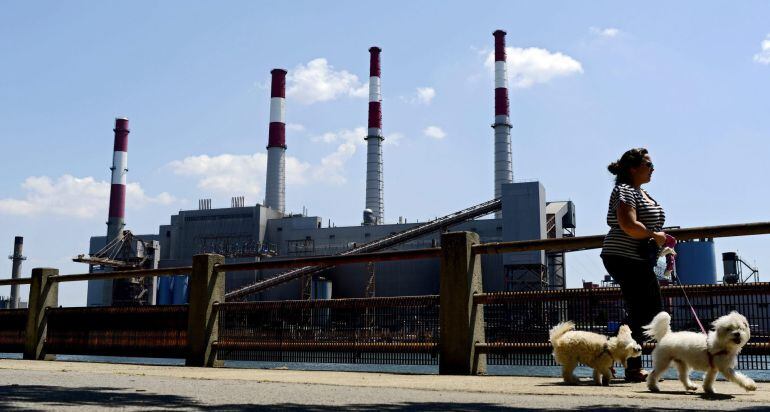 Vista del exterior de la Estación de Energía Astoria, que utiliza gas natural, gasolina y keroseno para impulsar sus calderas.