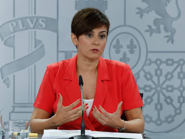 MADRID, 18/07/2023.- La ministra de Política Territorial y portavoz de Gobierno, Isabel Rodríguez (c), durante la rueda de prensa posterior al Consejo de Ministros, en el complejo del Palacio de la Moncloa, este martes en Madrid. EFE/ J.J. Guillén