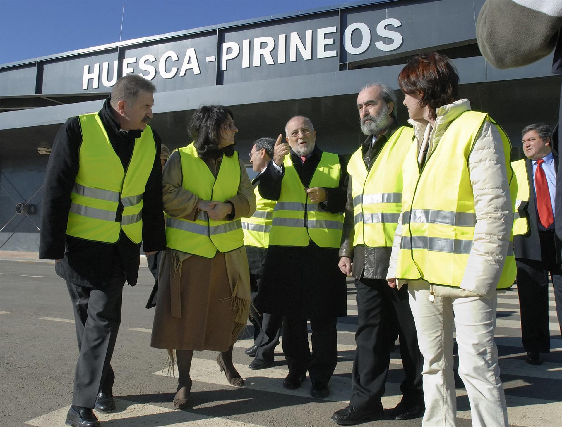El delegado del Gobierno en Aragón, Javier Fernández; la directora del Aeropuerto Huesca-Pirineos; Miryan Laso; el secretario de Estado de Infraestructuras, Víctor Morlán; el alcalde de Huesca, Fernando Elboj y la directora de Infraestructuras, Amparo Brea, de izda a dcha, durante la apertura oficial del Aeropuerto Huesca-Pirineos. EFE/Pablo Otín.