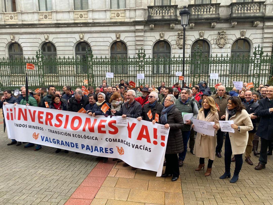 Los manifestantes han contadoc on el refuerzo de varias diputados autonómicos de la Junta General como la portavoz del PP, Teresa Mallada. 