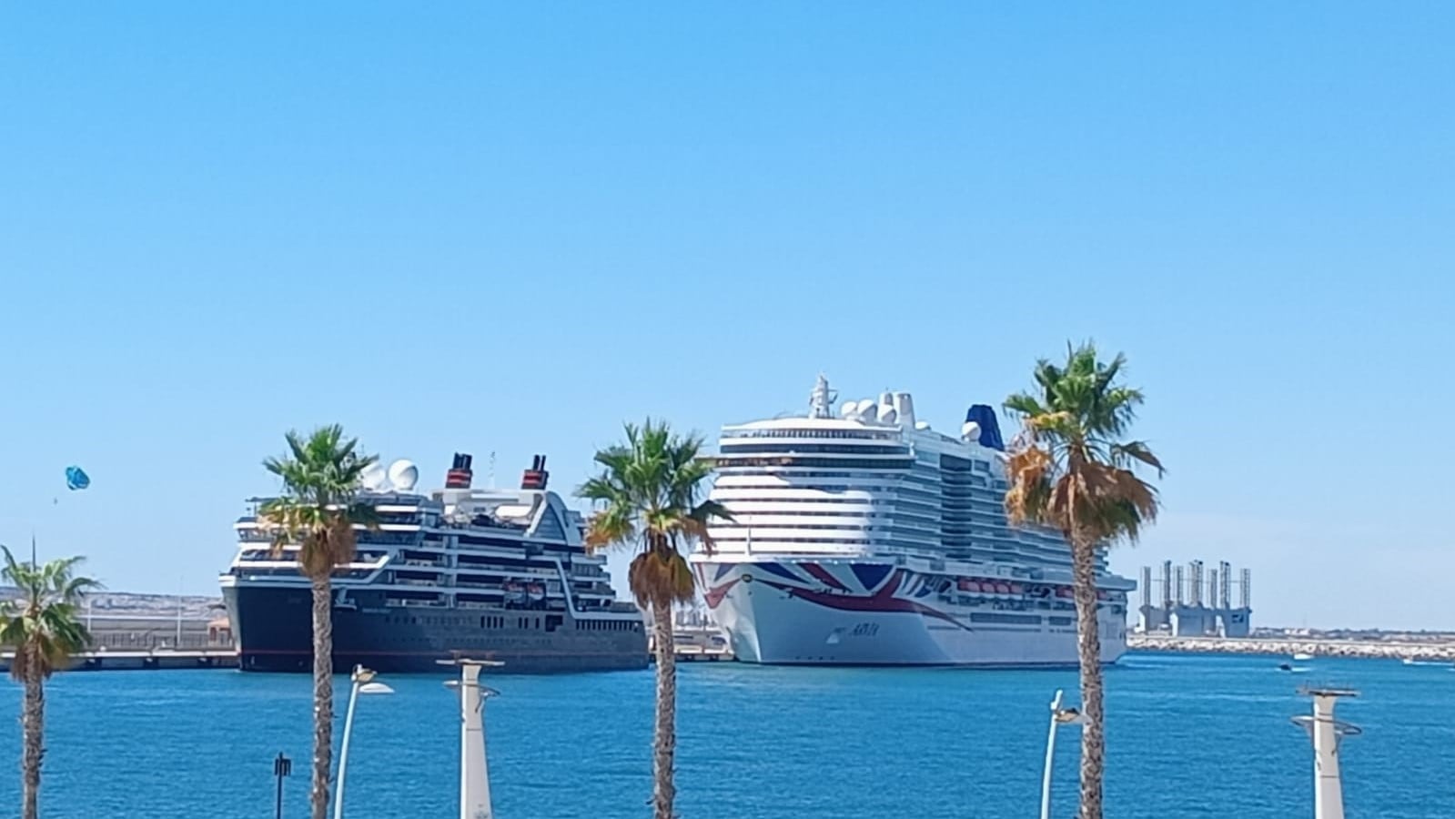 Dos cruceros han coincidido en Alicante con unos 5.265 pasajeros a bordo. Se trata del Arvia, de la compañía P&O Cruise y del Seabourn Pursuit, de Holland America.