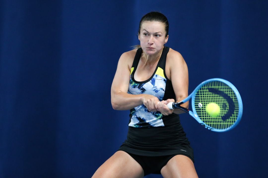 Jakupovic cayó de rodillas al final del segundo set, no pudo retomar el juego y necesitó ayuda para abandonar la pista