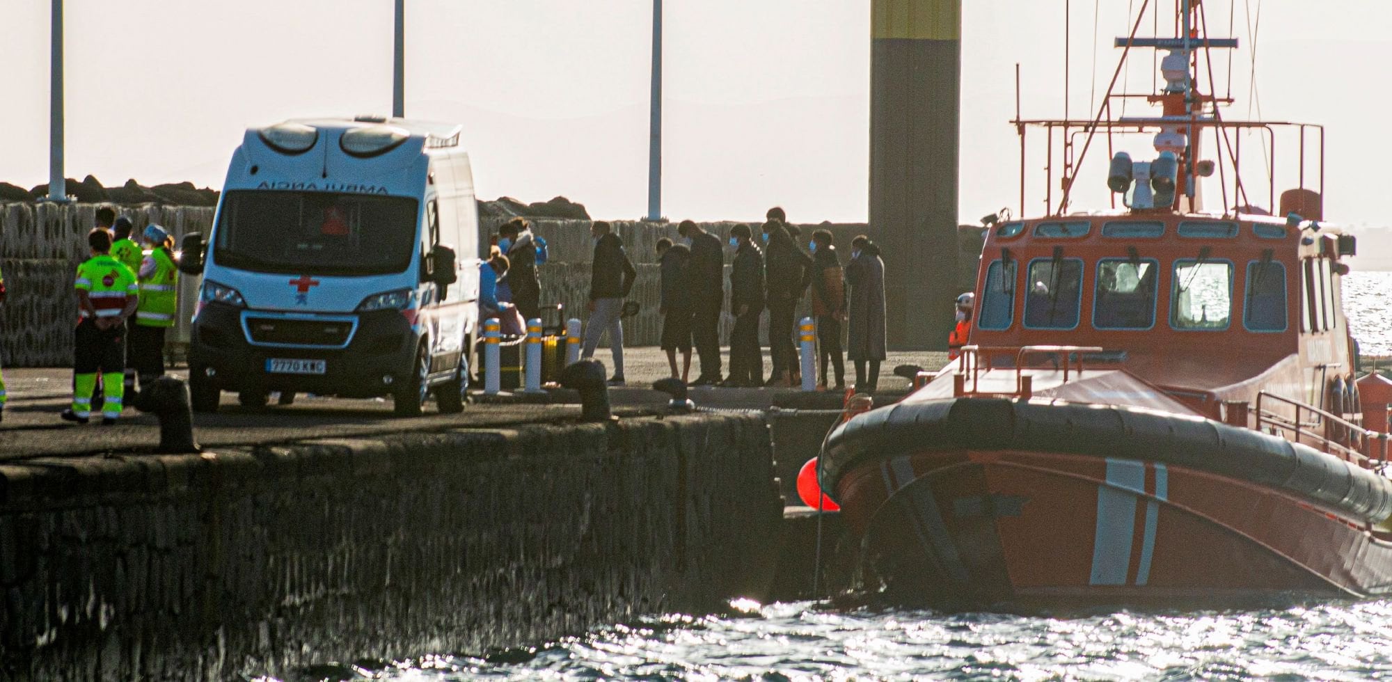 Migrantes desembarcados en Arrecife tras ser rescatados cuando navegaban en una patera.