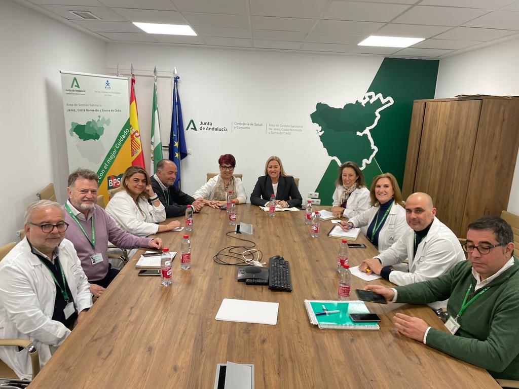 La delegada territorial de Salud junto a la gerente del Hospital de Jerez y su equipo este lunes
