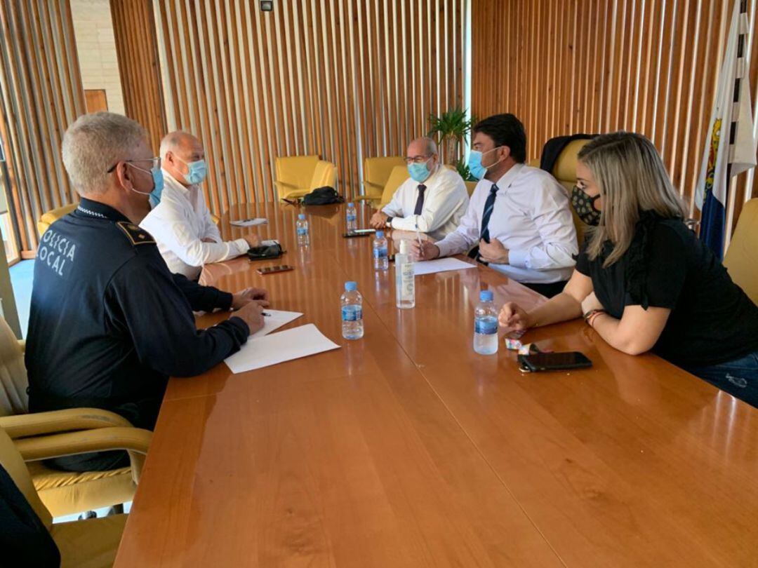 Reunión mantenida esta tarde en el Ayuntamiento de Alicante para establecer el operativo policial que velará por el cumplimiento del toque de queda