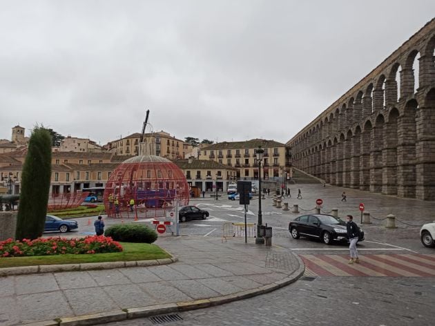 Instalación de la gran bola de Navidad en la Plaza de Artillería