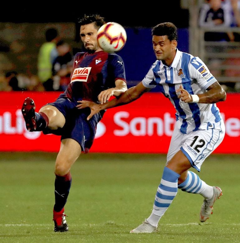  El delantero brasileño de la Real Sociedad Willian José (d) lucha un balón con el portugués Paulo Oliveira, del Eibar, durante el encuentro de la tercera jornada de Liga en Primera División 