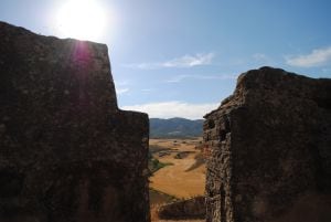 Puerta del edificio singular con el hueco del dintel orientado hacia el ocaso.