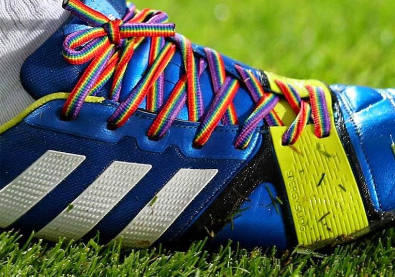 Cordones multicolor para protestar contra la homofobia