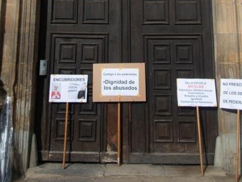 Protesta a las puertas de la iglesia.