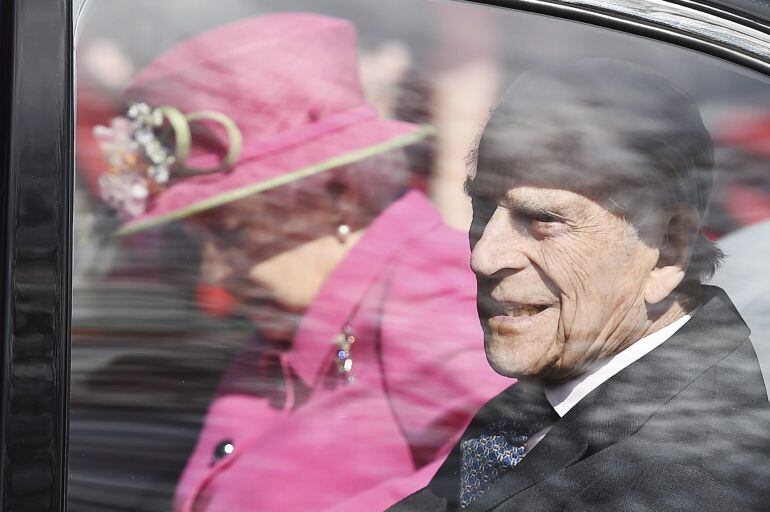  - La reina Isabel II de Inglaterra (izq) y su esposo, el príncipe Felipe, se marchan en coche tras visitar una oficina de correos en Windsor (Reino Unido) hoy, 20 de abril de 2016, en la víspera del 90 cumpleaños de la monarca. 