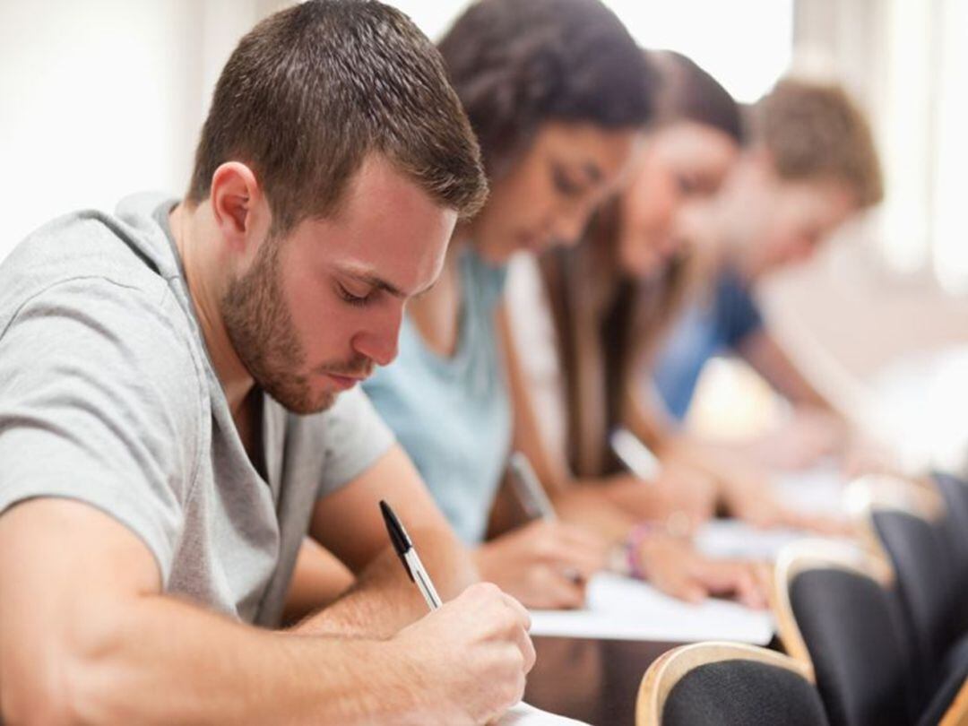 Un grupo de opositores en un examen, en una imagen de archivo.