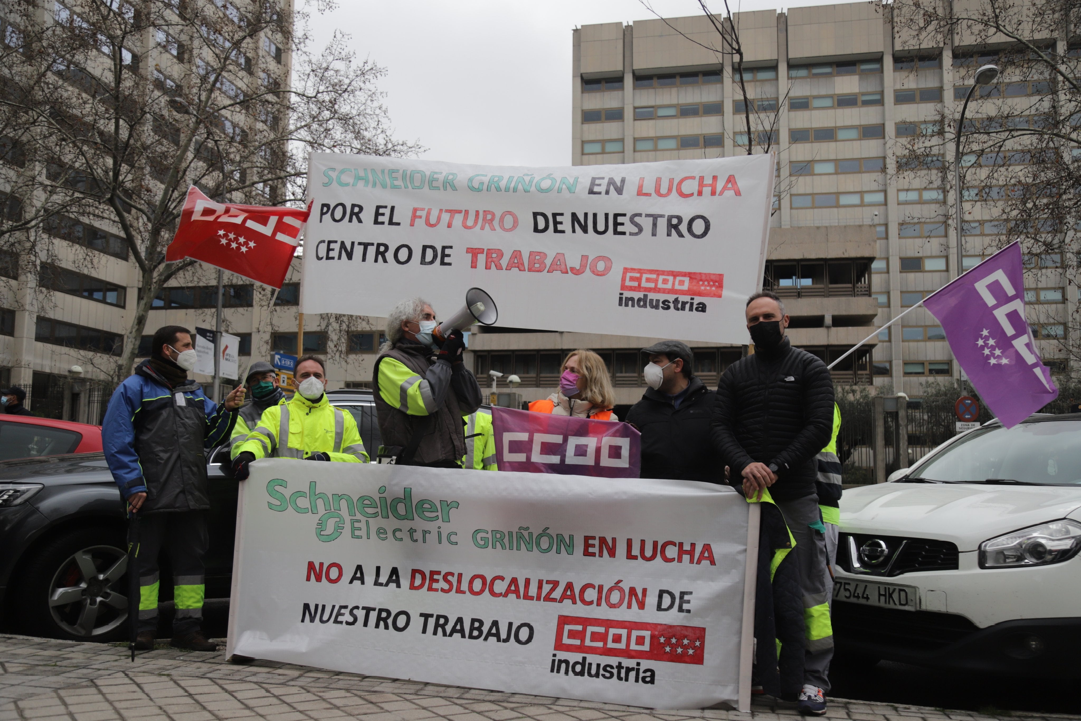 Los trabajadores se han concentrado ante el Ministerio de Industria durante la segunda jornada de huelga