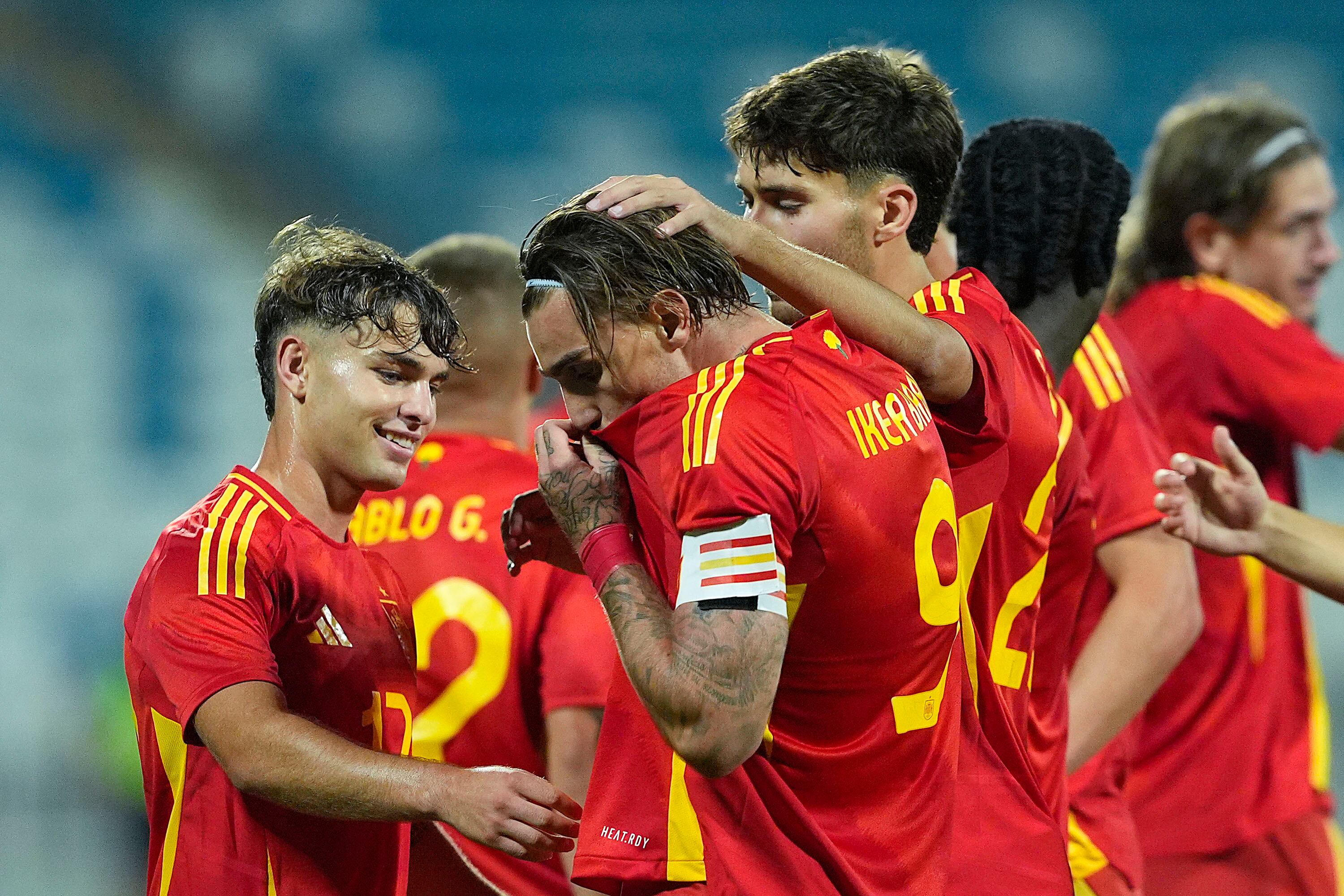 La Selección Española sub-21 celebra su triunfo contra Kosovo