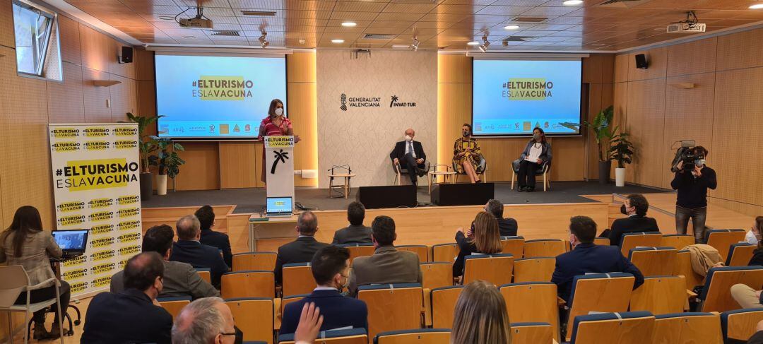 Nuria Montes, secretaria general de HOSBEC, ha moderado y presidido el acto con representantes del sector hotelero y turístico de la Comunitat y responsables políticos de la Diputación y la Generalitat.