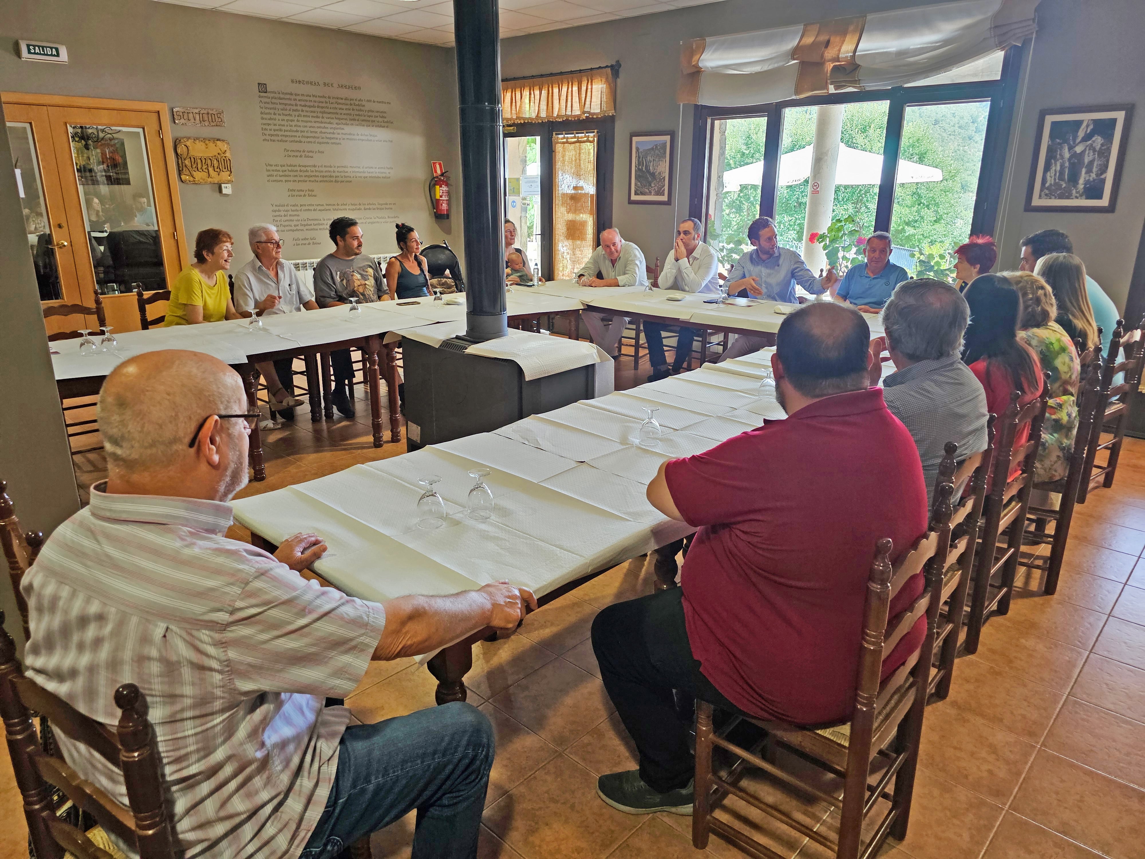 Claver y Sampériz en el encuentro con representantes del valle de Rodellar