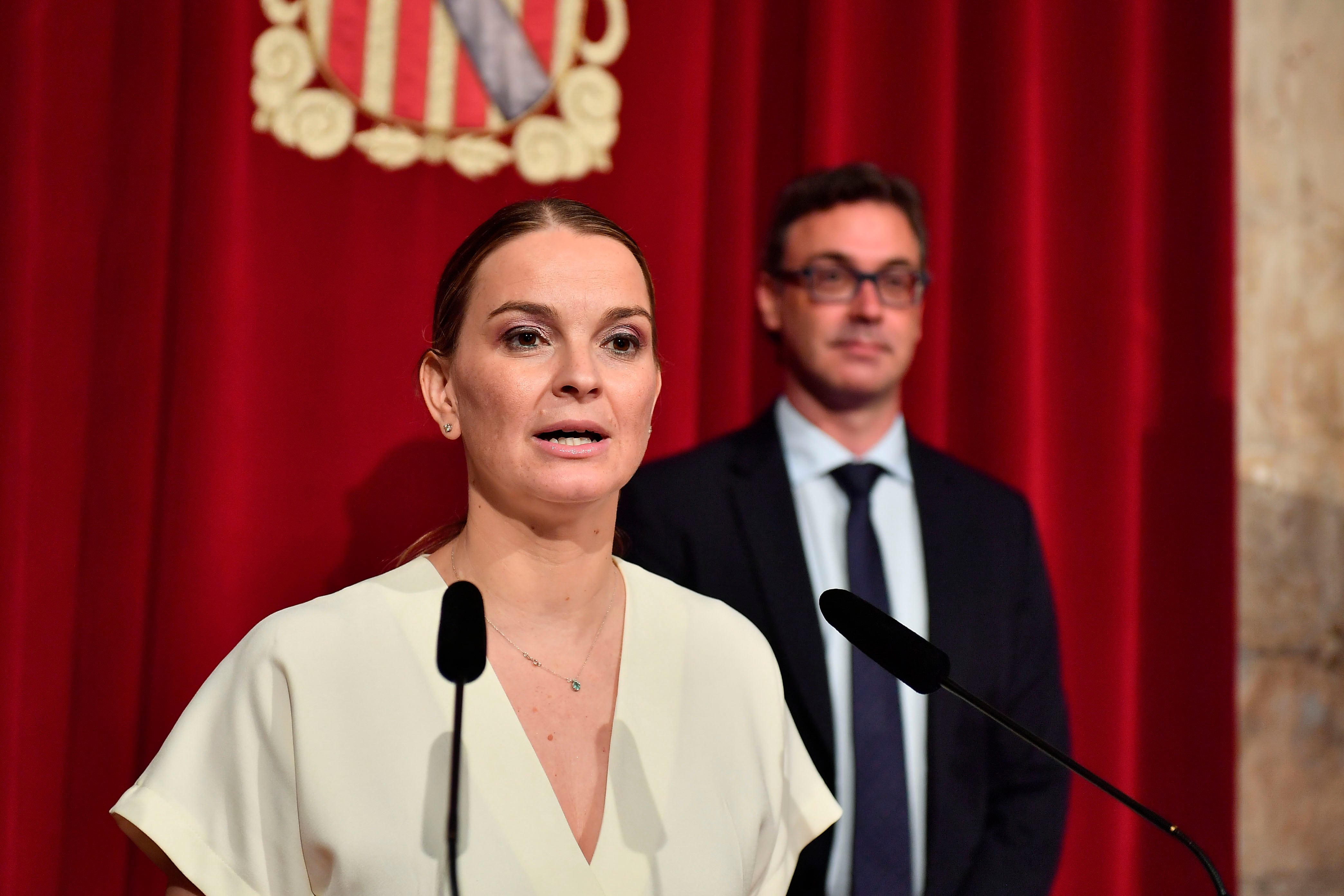 PALMA DE MALLORCA, 18/07/2023.- La presidenta del Govern Balear Marga Prohens (i) y el conseller de Economia, Hacienda y Portavoz del Govern Antoni Costa (d) durante la rueda de prensa en la que han anunciado la supresión del impuesto de sucesiones y donaciones de padres a hijos, abuelos a nietos y entre cónyuges, y la reducción del impuesto de transmisiones patrimoniales para la compra de primeras viviendas para jóvenes y personas con discapacidad, este martes en el Consolat de Mar. EFE/MIQUEL A. BORRÀS
