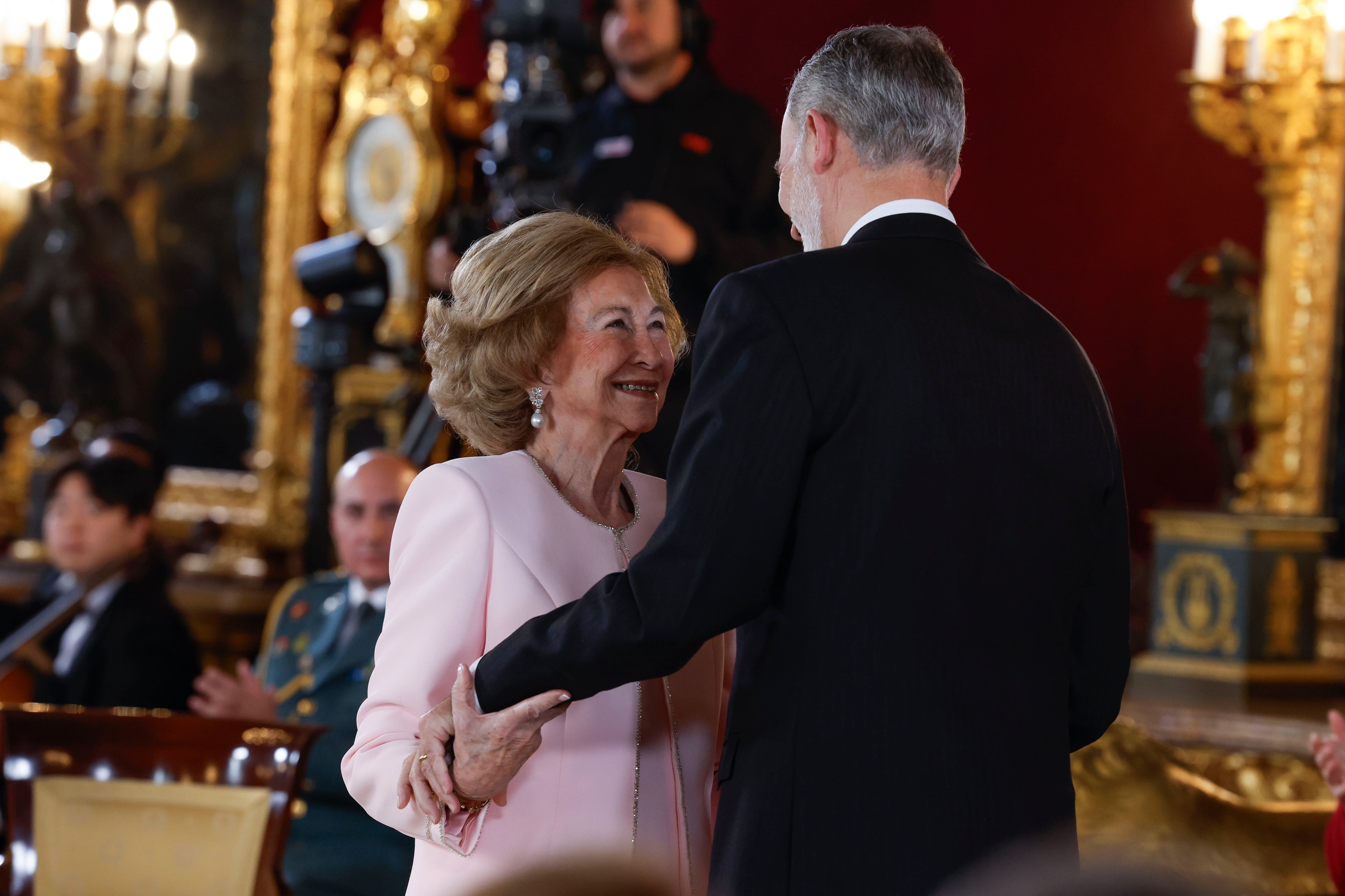 El rey Felipe impone el Toisón de Oro a su madre la reina Sofía, durante el acto de conmemoración del 50 aniversario de restauración de la monarquía