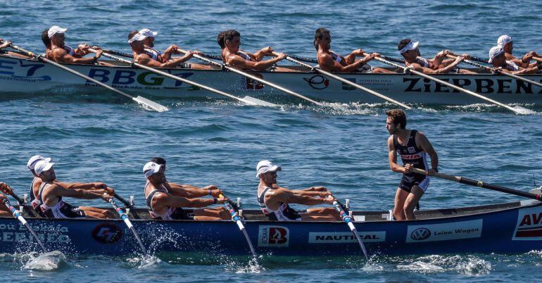 Los remeros de Urdaibai en pleno esfuerzo en la primera jornada de la Concha