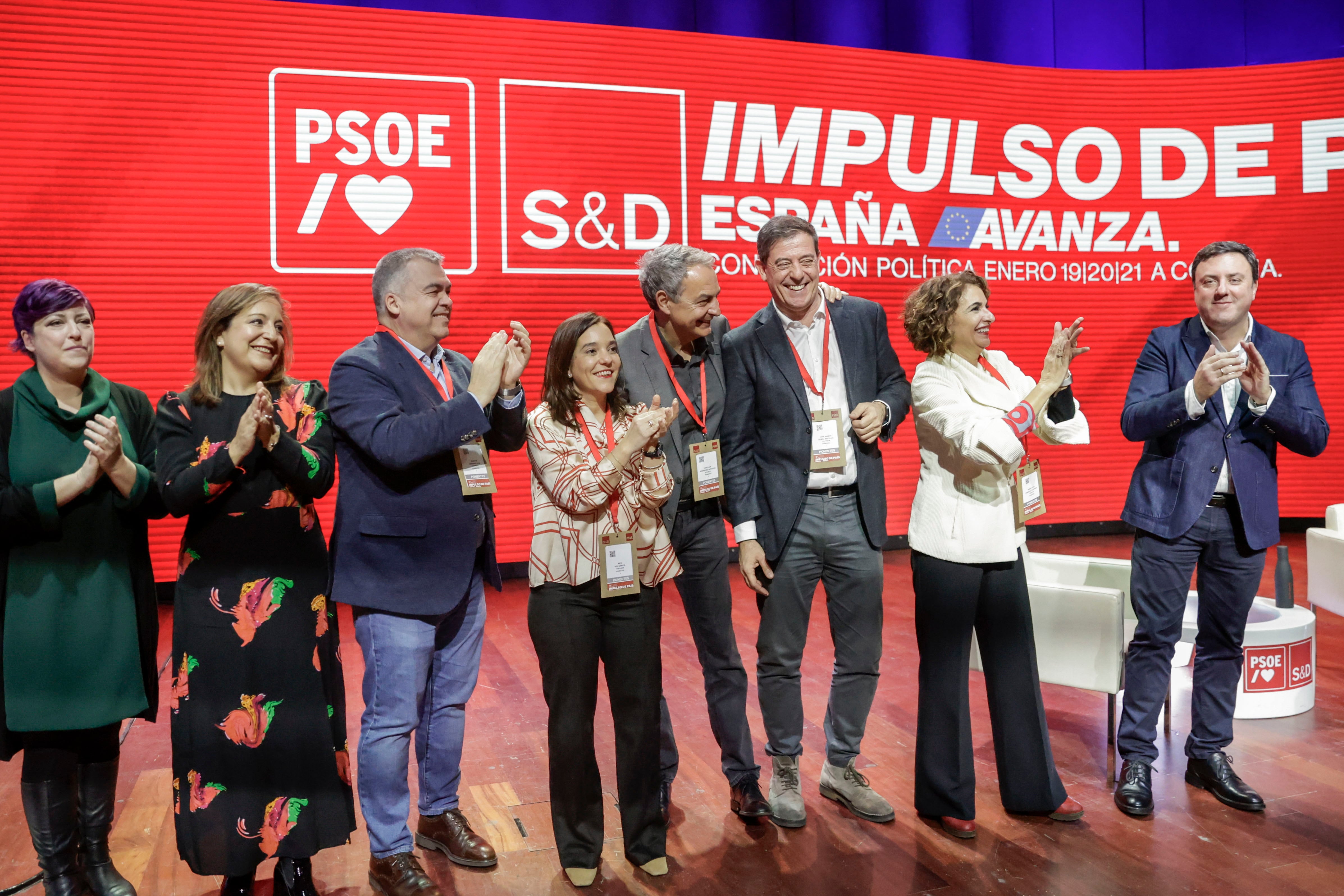 A CORUÑA, 19/01/24.- El expresidente del Gobierno José Luis Rodríguez Zapatero (4d), la ministra de Hacienda, María Jesús Montero (2d), el candidato socialista a la Xunta, José Ramón Gómez Besteiro (3d), la alcaldesa de A Coruña, Inés Rey (4i), el secretario de Organización del PSOE, Santos Cerdán (3i) y la presidenta de la Alianza Progresista de Socialistas y Demócratas en el Parlamento Europeo, Iratxe García (2i), durante la convención que los socialistas han celebrado hoy viernes en A Coruña. EFE/Cabalar.
