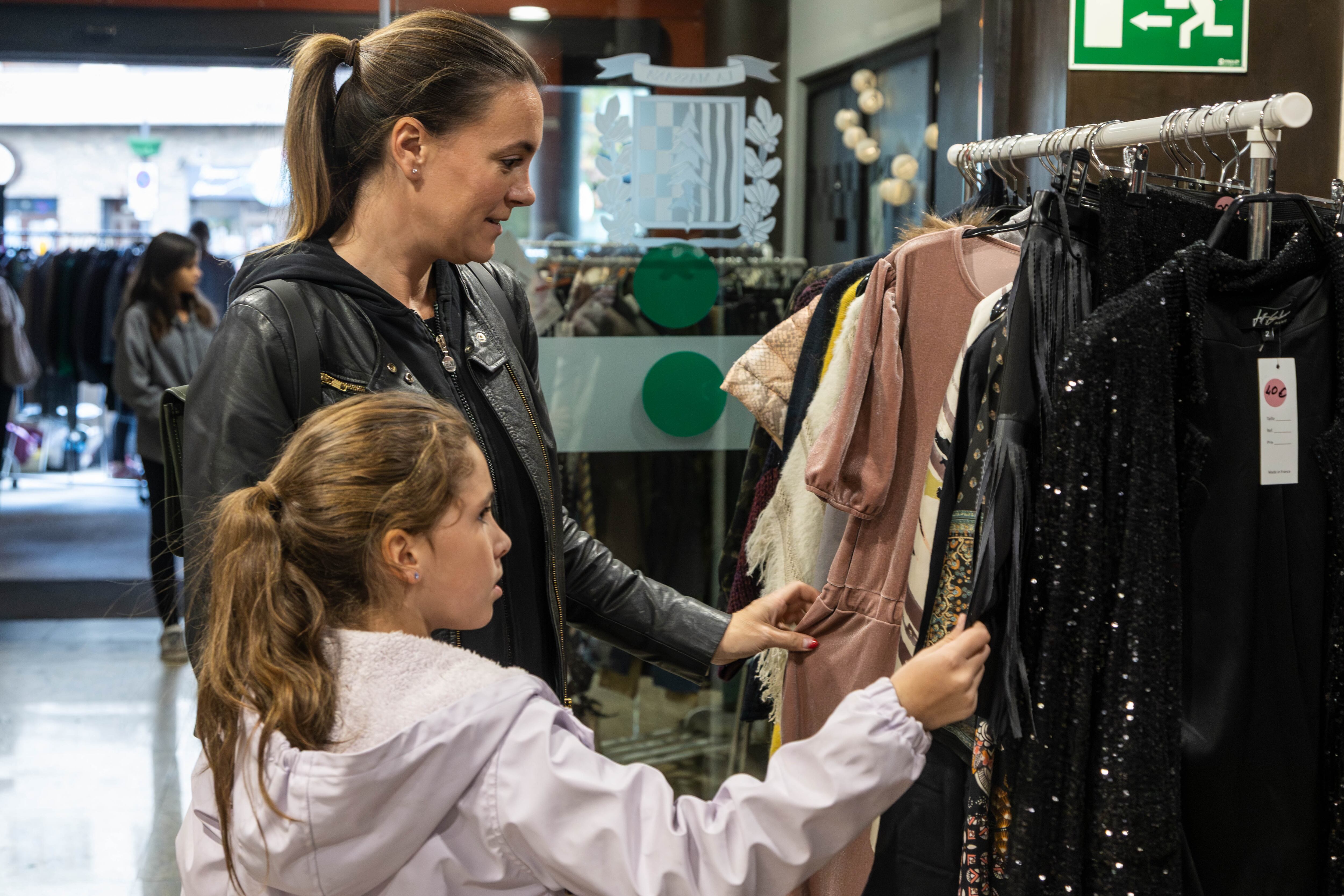 Una compradora amb la seva filla visitant l'edició de tardor d'enguany del Vide Dressing de la Massana