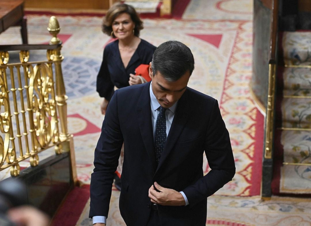 El presidente del Gobierno en funciones, Pedro Sánchez, y la vicepresidenta, Carmen Calvo, abandonan el hemiciclo.