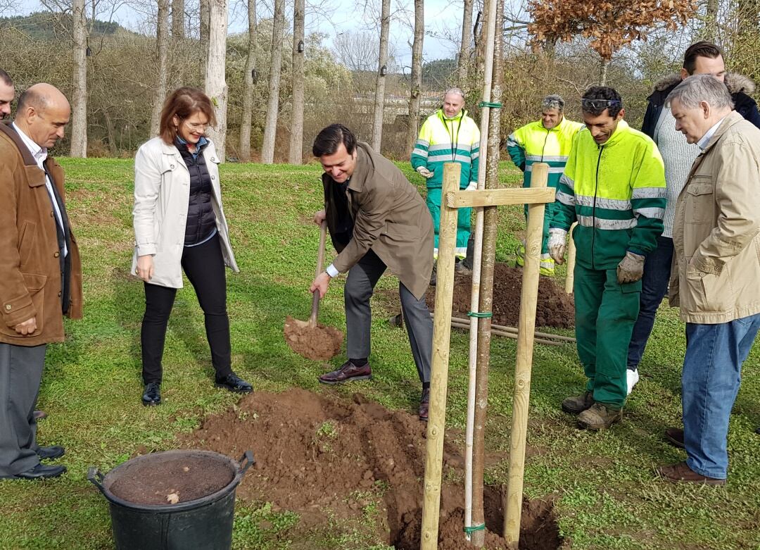 Plantación de un nuevo árbol en el Bosque de la Solidaridad