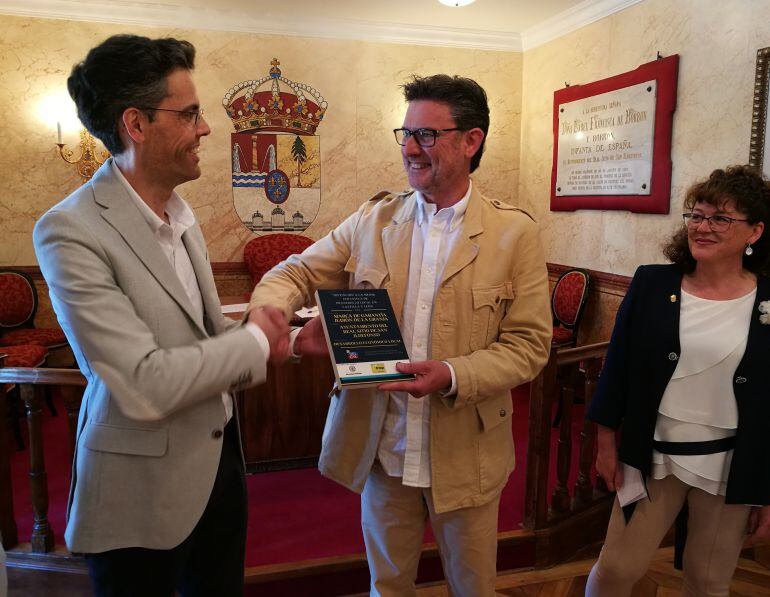 El reconocimiento lo recibió el alcalde José Luis Vázquez de manos de Ángel Moraleda presidente de la Asociación de agentes de desarrollo local