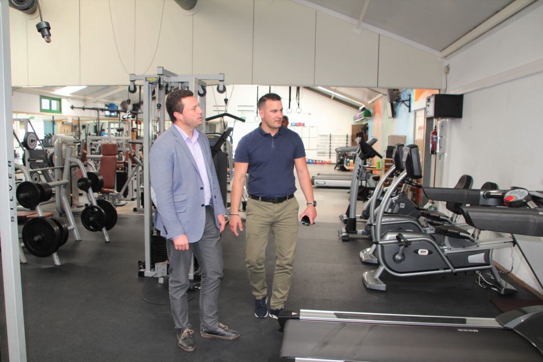 Óscar Noda, alcalde de Yaiza, junto al concejal de Deportes, Ángel Lago, visitando el gimnasio municipal.