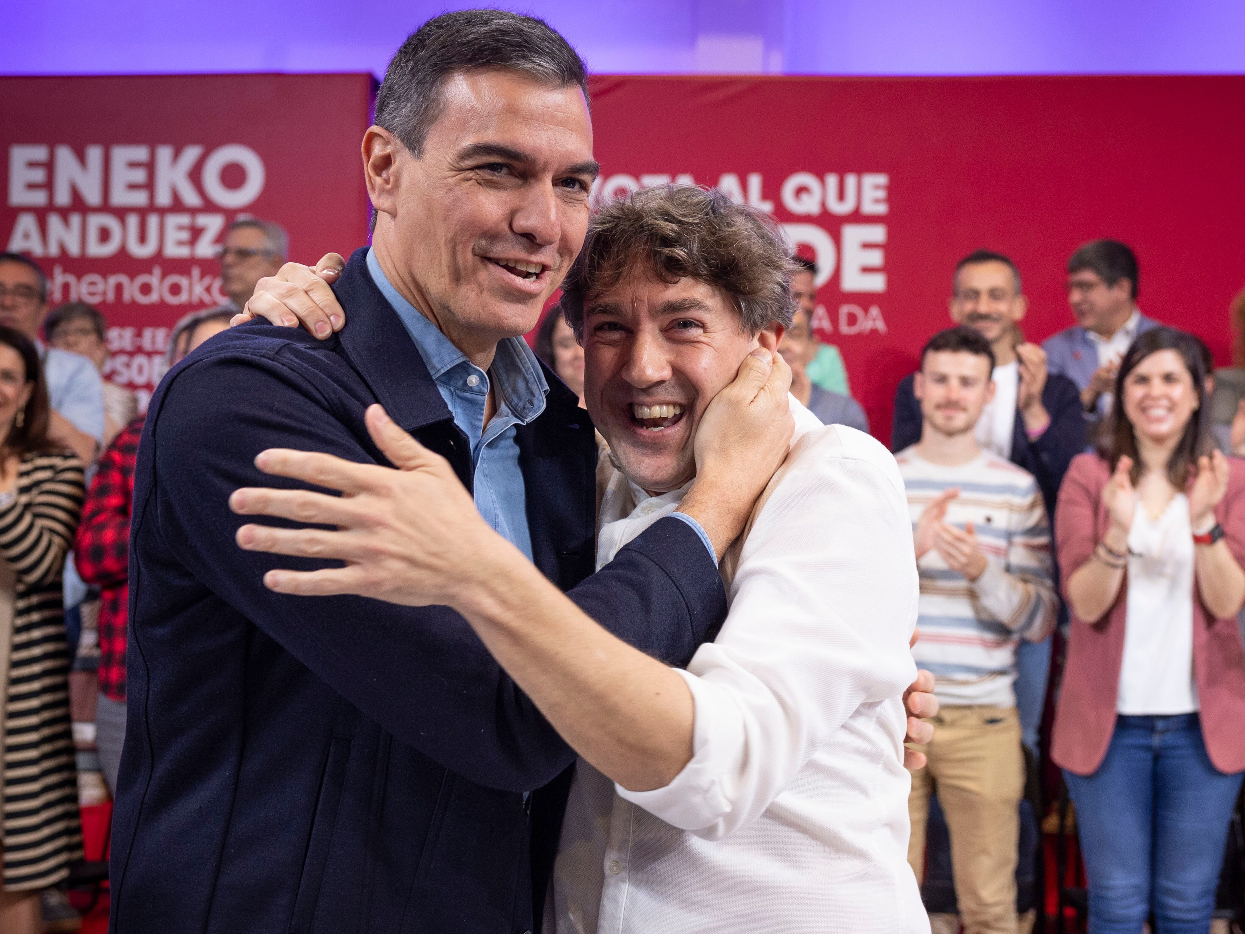 El presidente del Gobierno y secretario general del PSOE, Pedro Sánchez, durante la campaña vasca arropando al candidato a lehendakari, Eneko Andueza.