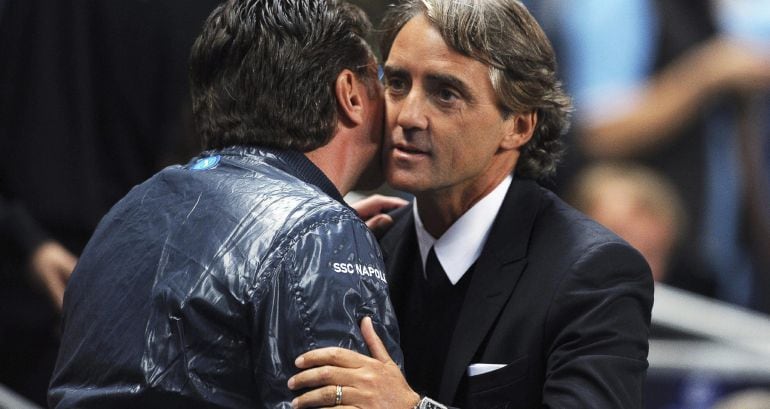 Fotografía de archivo fechada el 14 de septiembre de 2011, del entonces entrenador del Nápoles, Walter Mazzarri, mientras saluda al entonces técnico del Manchester City, Roberto Mancini, durante unpartido de Liga de Campeones entre el Nápoles y el Manches