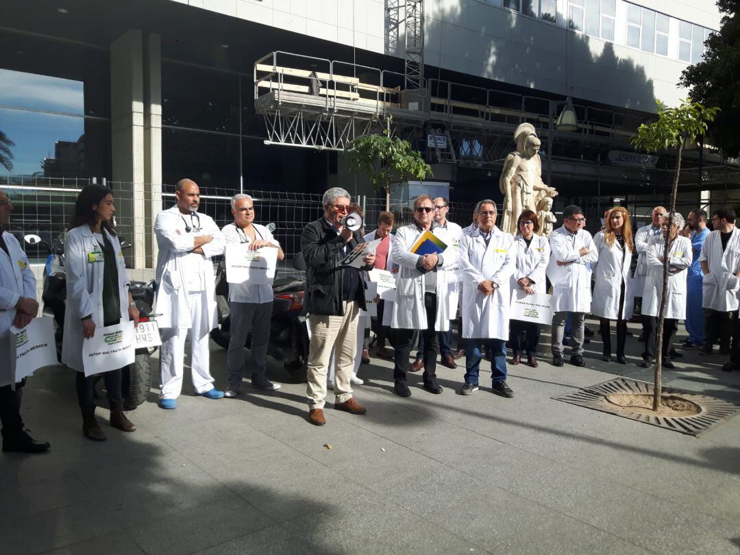 Concentración del CESM, a las puertas del hospital Reina Sofía de Murcia, el pasado jueves