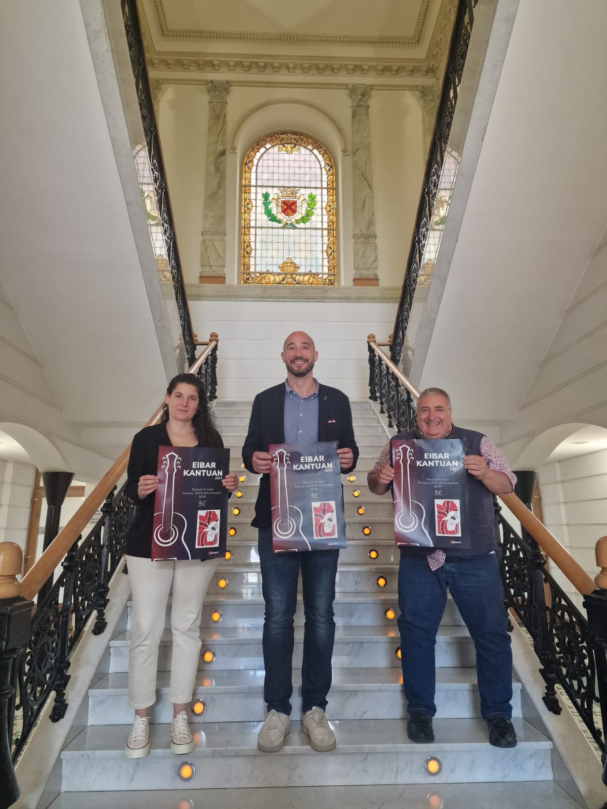 Presentación de Eibar Kantuan. De izquierda a derecha: Iraide Ansorena, directora de la Escuela de Música Juan Bautista Guisasola, Jon Iraola, alcalde en funciones de Eibar y Patxi lejardi, concejal  de cultura en funciones