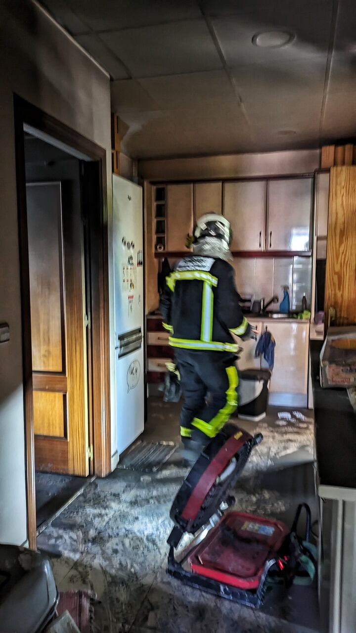 Los bomberos intervienen en el incendio de una vivienda de Valdemoro provocado por dos baterías mal ventiladas