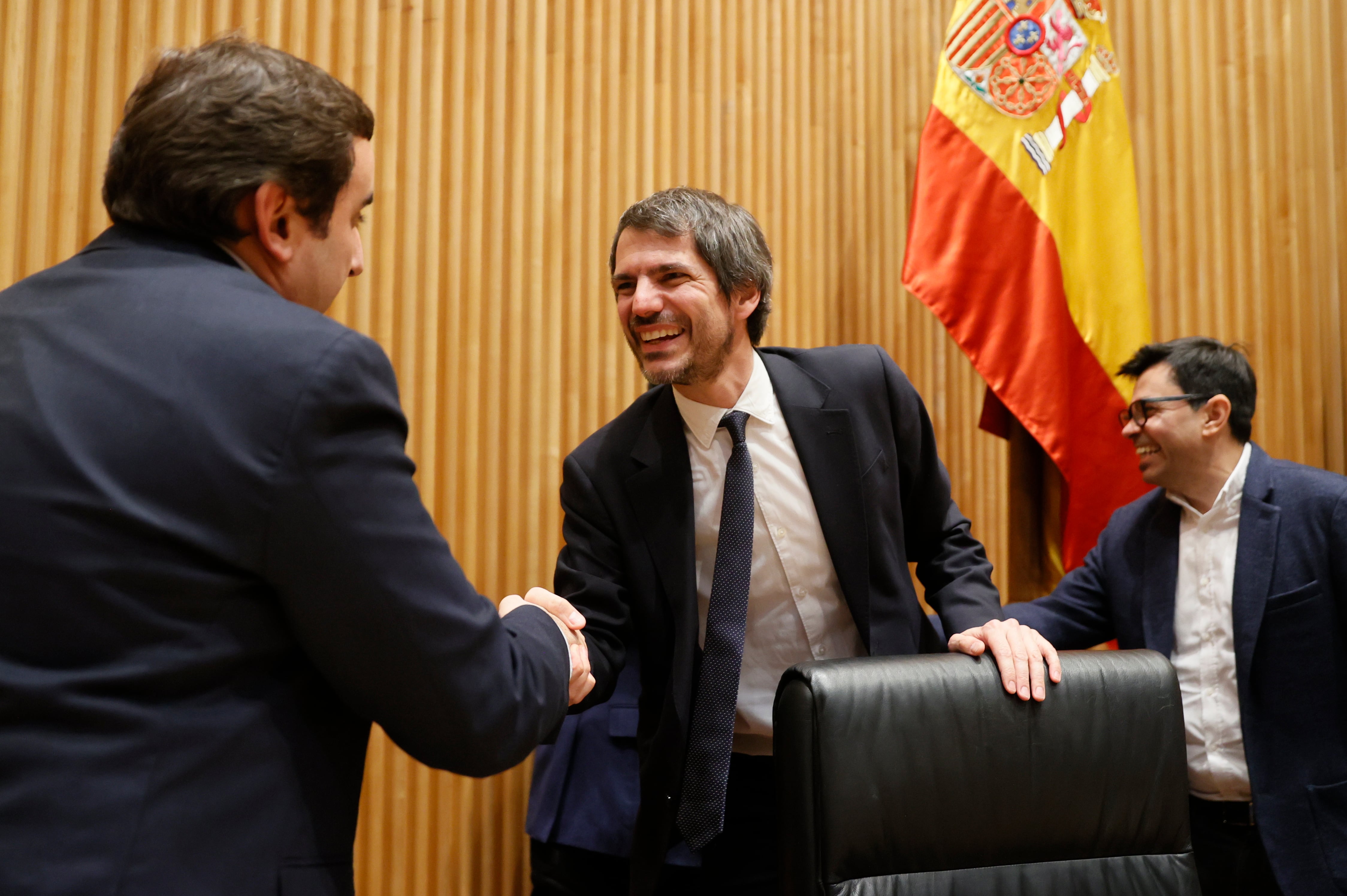 El ministro de Cultura, Ernest Urtasun (c), comparece a petición propia en la comisión correspondiente del Congreso de los Diputados para informar sobre las líneas generales de su departamento, este lunes en Madrid