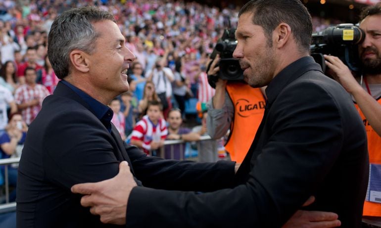 Los entrenadores de Elche y Atlético se saludan en el partido de la temporada pasada