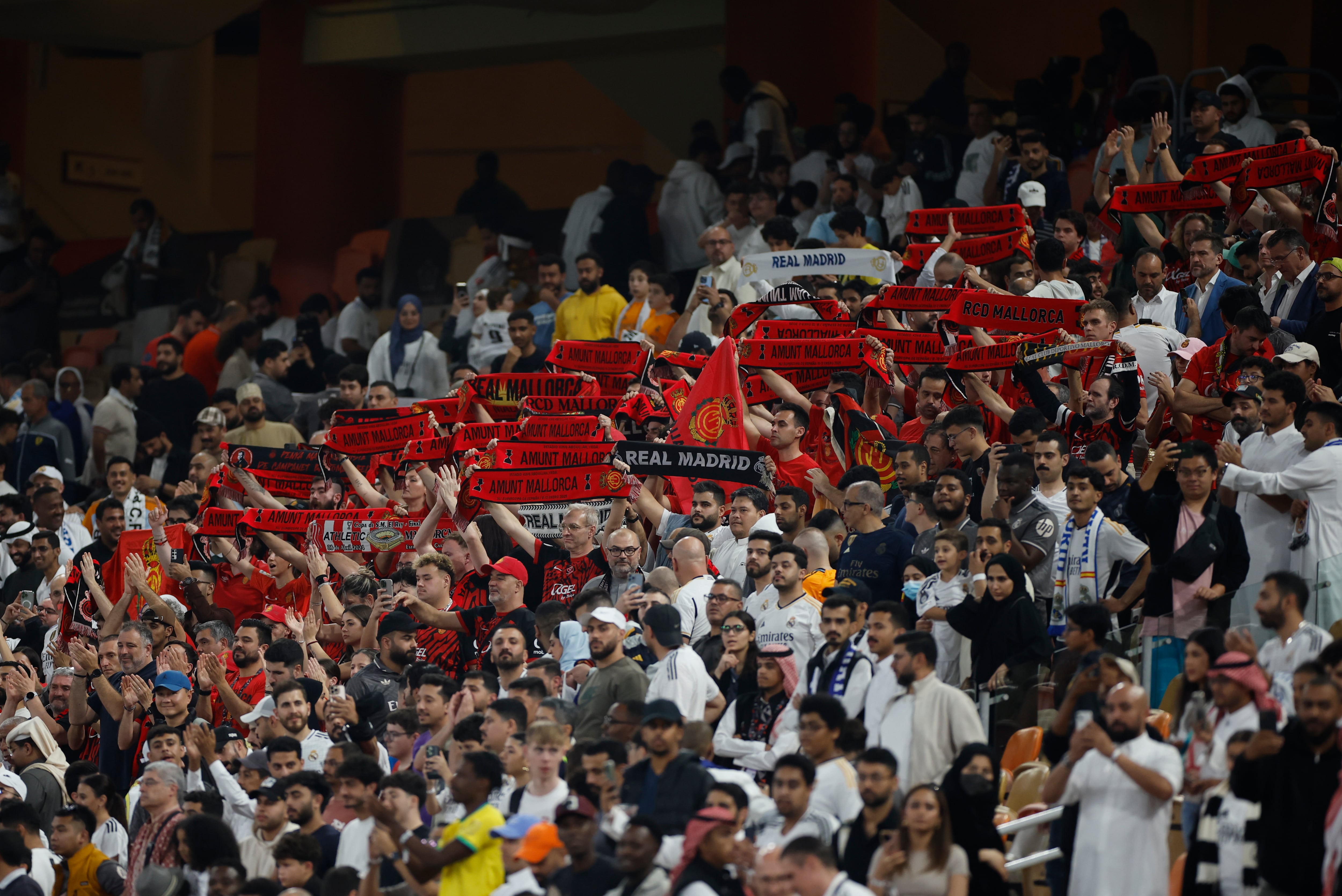 YEDA (ARABIA SAUDÍ), 09/01/2025.- Aficionados del Mallorca animan a su equipo durante el partido de semifinales de la Supercopa de España de fútbol entre el Real Madrid y el RCD Mallorca, este jueves en Yeda. EFE/ Alberto Estévez
