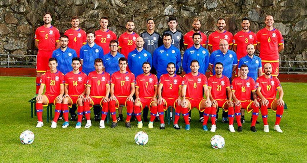 Fotografia de la selecció absoluta de futbol.