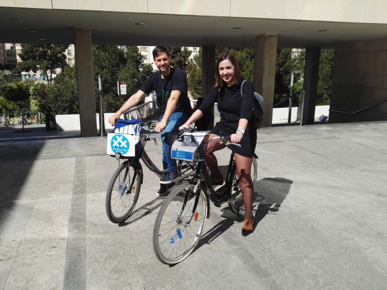 Esther Díez y Fernando Sáez promocionando la campaña 