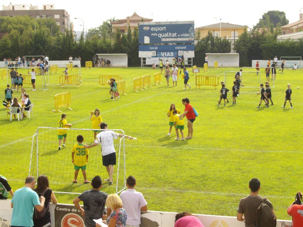Los más pequeños disputan sus partidos de balonmano en césped natural