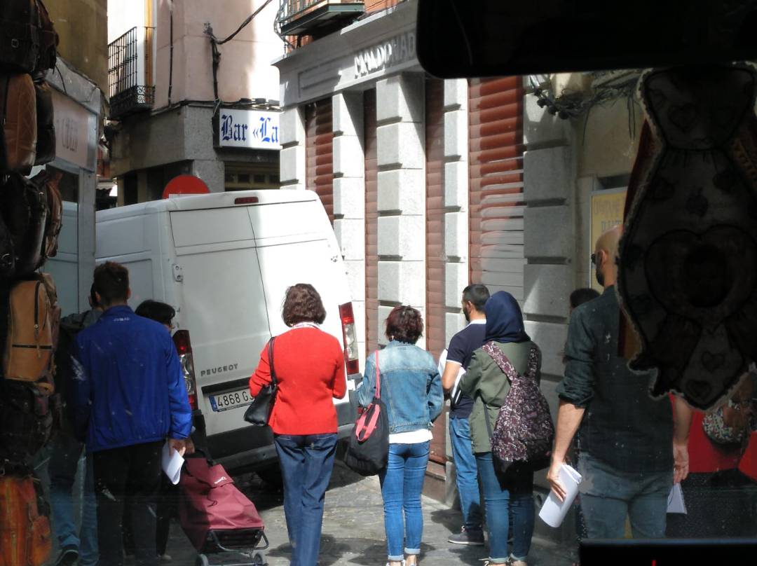 Furgoneta encajonada en el casco de Toledo