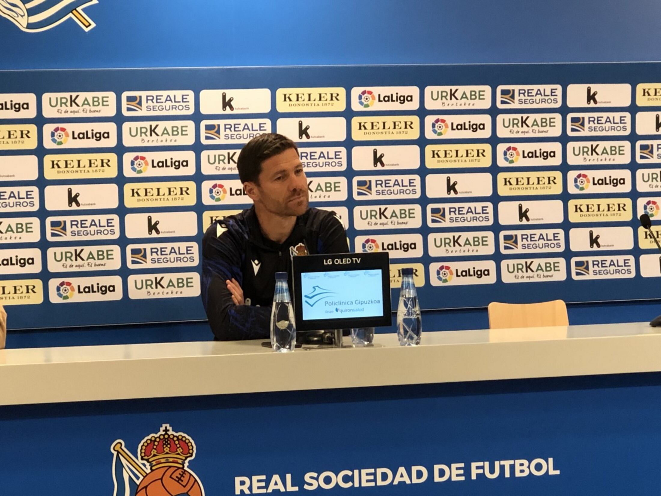 Xabi Alonso escucha la pregunta de un periodista en Zubieta