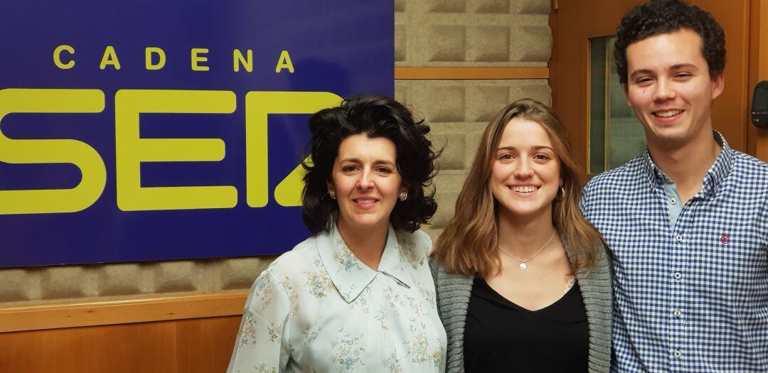 Beatriz Balbona con Aroa y Mateo en los estudios de Radio Asturias SER