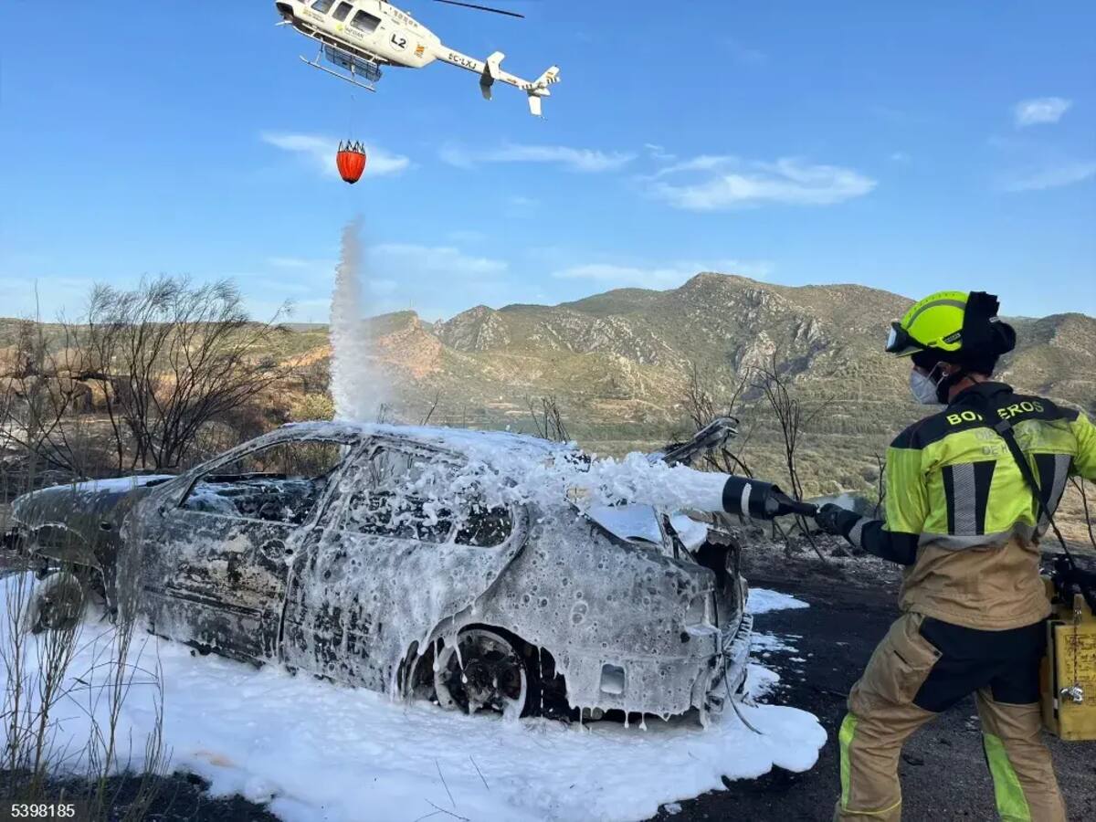 Los bomberos de la DPH controlan el incendio que ha afectado a un turismo en la A-138 a la altura de El Grado