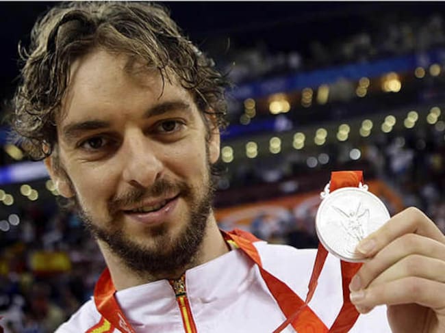 España plantó cara a EEUU en la final de baloncesto y emuló la plata obtenida en los Juegos de Los Ángeles '84. Los chicos de Aíto consiguieron la plata tras perder por 118-107 en un partido en el que estuvieron a la altura de sus contrincantes y dieron un magnífico espectáculo.