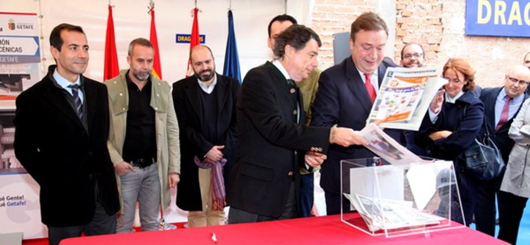 Juan Soler y el ex presidente madrileño Ignacio González colocando la primera piedra de la reforma del antiguo teatro